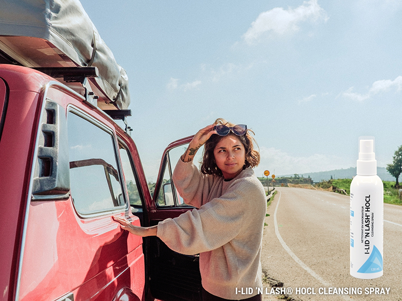 A Convenient On-the-Go Eyelid Cleansing and Hydrating Spray